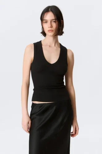 Geripptes Tanktop mit V-Ausschnitt – Schwarz