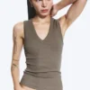 Geripptes Tanktop mit V-Ausschnitt – Staubgrau Geripptes Tanktop mit V-Ausschnitt – Staubgrau
