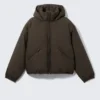 Gesteppte Daunenjacke mit Kapuze – Dunkelbraun Gesteppte Daunenjacke mit Kapuze – Dunkelbraun
