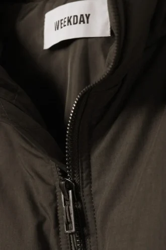 Gesteppte Daunenjacke mit Kapuze – Dunkelbraun