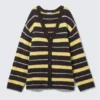 Gestreifte Strickjacke mit V-Ausschnitt – dunkelbraune und gelbe Streifen Gestreifte Strickjacke mit V-Ausschnitt – dunkelbraune und gelbe Streifen