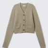 Gestreifte Strickjacke mit V-Ausschnitt – Dusty Mole Gestreifte Strickjacke mit V-Ausschnitt – Dusty Mole