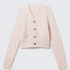 Gestreifte Strickjacke mit V-Ausschnitt – Hellrosa Gestreifte Strickjacke mit V-Ausschnitt – Hellrosa