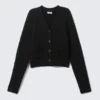 Gestreifte Strickjacke mit V-Ausschnitt – Schwarz