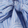Gestreiftes, schulterfreies Hemd mit Bindeband vorne – gestreift in Blau und Rosa