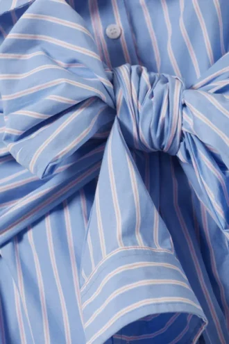 Gestreiftes, schulterfreies Hemd mit Bindeband vorne – gestreift in Blau und Rosa