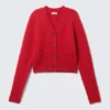 Gestreite Strickjacke mit V-Ausschnitt – leuchtend rot