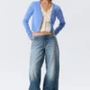 Gestrickte, doppellagige Strickjacke mit V-Ausschnitt – Blau/Creme Gestrickte, doppellagige Strickjacke mit V-Ausschnitt – Blau/Creme