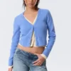 Gestrickte, doppellagige Strickjacke mit V-Ausschnitt – Blau/Creme Gestrickte, doppellagige Strickjacke mit V-Ausschnitt – Blau/Creme