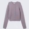 Gestrickte Strickjacke mit Knöpfen – Flieder Gestrickte Strickjacke mit Knöpfen – Flieder