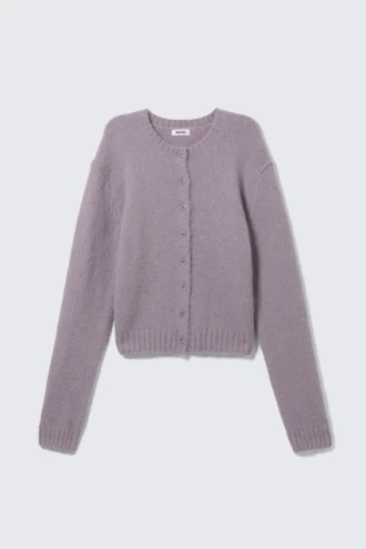 Gestrickte Strickjacke mit Knöpfen – Flieder