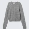 Gestrickte Strickjacke mit Knöpfen und gebürsteter Oberfläche – Grau meliert Gestrickte Strickjacke mit Knöpfen und gebürsteter Oberfläche – Grau meliert