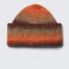 Gestrickte, umklappbare Rippenmütze – leuchtendes Orange & Burgunderrot Gestrickte, umklappbare Rippenmütze – leuchtendes Orange & Burgunderrot
