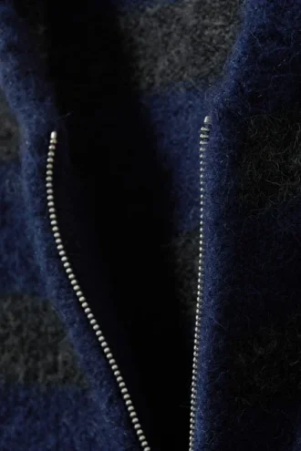 Gestrickter Kapuzenpullover aus Wollmischung mit Reißverschluss – Blau-grau gestreift