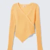 Gestrickter, wickelartiger Pullover mit asymmetrischem V-Ausschnitt – Gelb Gestrickter, wickelartiger Pullover mit asymmetrischem V-Ausschnitt – Gelb