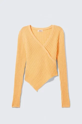 Gestrickter, wickelartiger Pullover mit asymmetrischem V-Ausschnitt – Gelb