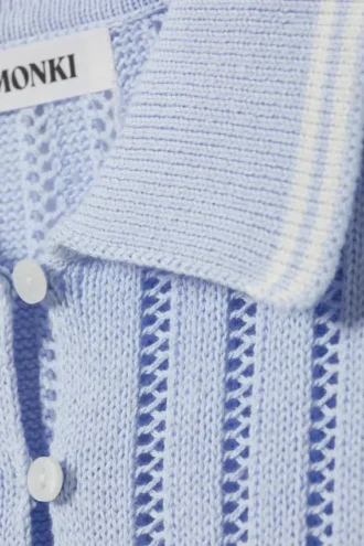 Gestricktes kurzärmeliges Polo-Oberteil aus Baumwolle – Hellblau – Weiße Streifen