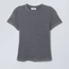 Gewaschenes, tailliertes T-Shirt – Bleichgewaschenes Staubblau Gewaschenes, tailliertes T-Shirt – Bleichgewaschenes Staubblau