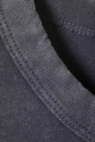 Gewaschenes, tailliertes T-Shirt – Bleichgewaschenes Staubblau