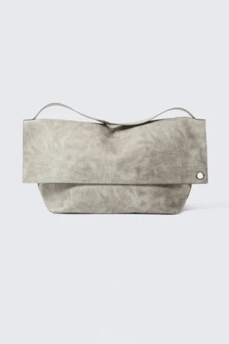 Große Clutch aus Kunstleder – Hellstaubgrau