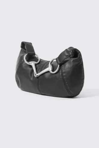 Handtasche aus Kunstleder mit Schnallenhenkel – Schwarz