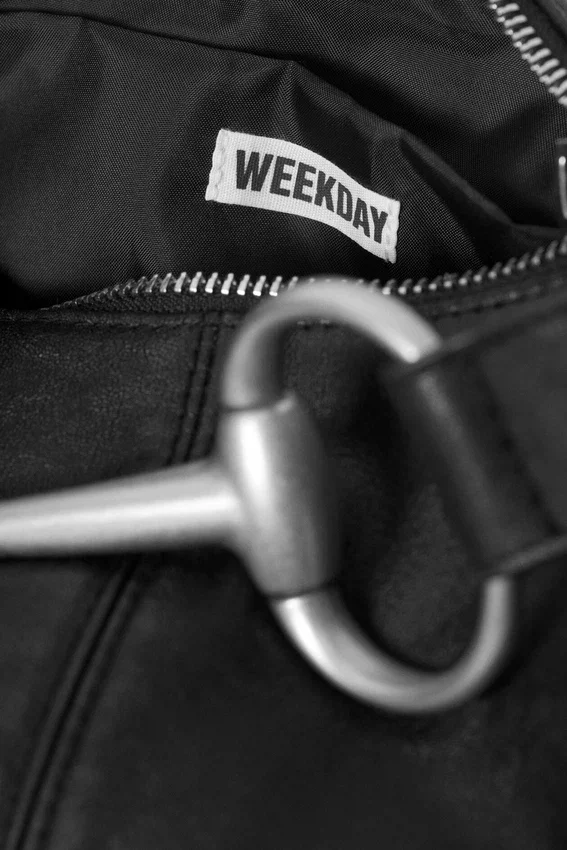 Handtasche aus Kunstleder mit Schnallenhenkel – Schwarz Handtasche aus Kunstleder mit Schnallenhenkel – Schwarz