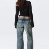 Helix Low-Rise-Jeans mit normalem, ausgestelltem Bein – Arizona Worn – Mittelblau Helix Low-Rise-Jeans mit normalem, ausgestelltem Bein – Arizona Worn – Mittelblau