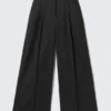 Hoch taillierte Anzughose mit weitem Bein – Schwarz Hoch taillierte Anzughose mit weitem Bein – Schwarz
