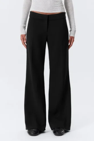Hose mit mittlerer Leibhöhe und ausgestelltem Bein – Schwarz Hose mit mittlerer Leibhöhe und ausgestelltem Bein – Schwarz