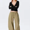 Hose mit niedriger Leibhöhe, Rüschen und Kordelzug – Hellkhaki-Grün Hose mit niedriger Leibhöhe, Rüschen und Kordelzug – Hellkhaki-Grün