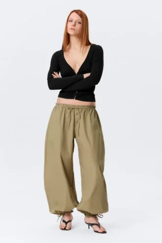 Hose mit niedriger Leibhöhe, Rüschen und Kordelzug – Hellkhaki-Grün