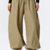 Hose mit niedriger Leibhöhe, Rüschen und Kordelzug – Hellkhaki-Grün Hose mit niedriger Leibhöhe, Rüschen und Kordelzug – Hellkhaki-Grün