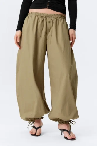 Hose mit niedriger Leibhöhe, Rüschen und Kordelzug – Hellkhaki-Grün