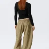 Hose mit niedriger Leibhöhe, Rüschen und Kordelzug – Hellkhaki-Grün Hose mit niedriger Leibhöhe, Rüschen und Kordelzug – Hellkhaki-Grün