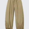 Hose mit niedriger Leibhöhe, Rüschen und Kordelzug – Hellkhaki-Grün Hose mit niedriger Leibhöhe, Rüschen und Kordelzug – Hellkhaki-Grün