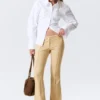 Hose mit niedriger Leibhöhe, schmalem Schnitt und ausgestelltem Bein – Beige Hose mit niedriger Leibhöhe, schmalem Schnitt und ausgestelltem Bein – Beige