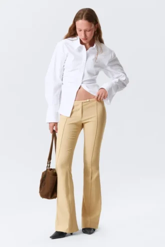 Hose mit niedriger Leibhöhe, schmalem Schnitt und ausgestelltem Bein – Beige