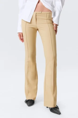 Hose mit niedriger Leibhöhe, schmalem Schnitt und ausgestelltem Bein – Beige