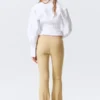 Hose mit niedriger Leibhöhe, schmalem Schnitt und ausgestelltem Bein – Beige Hose mit niedriger Leibhöhe, schmalem Schnitt und ausgestelltem Bein – Beige