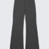 Hose mit niedriger Leibhöhe und ausgestelltem Bein – Dunkelgrau meliert Hose mit niedriger Leibhöhe und ausgestelltem Bein – Dunkelgrau meliert