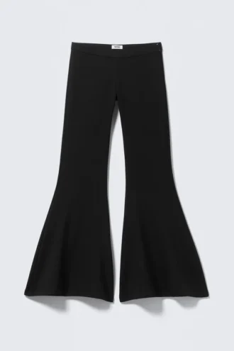Hose mit niedriger Leibhöhe und ausgestelltem Bein – Schwarz