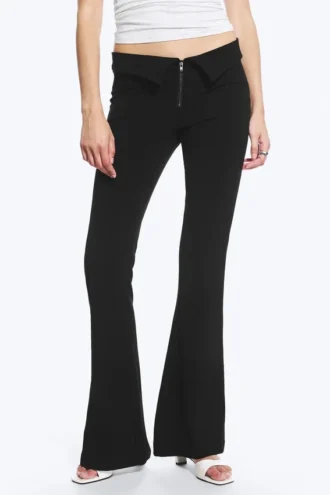Hose mit niedriger Leibhöhe und ausgestelltem Bein – Schwarz