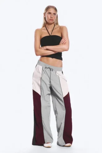 Hose mit niedriger Leibhöhe und weitem Bein im Colour-Blocking-Design – Grau/Rosa/Rot