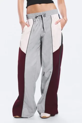 Hose mit niedriger Leibhöhe und weitem Bein im Colour-Blocking-Design – Grau/Rosa/Rot