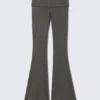 Hose mit niedriger Taille und ausgestelltem Bein aus geripptem Stoff – Dunkelgrau Hose mit niedriger Taille und ausgestelltem Bein aus geripptem Stoff – Dunkelgrau
