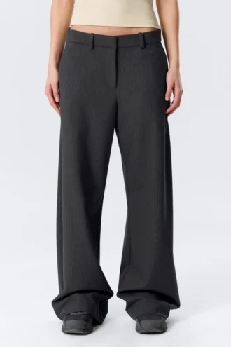 Hose mit niedriger Taille und lockerer Passform – dunkelgrau mit Nadelstreifen