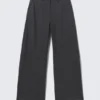 Hose mit niedriger Taille und lockerer Passform – dunkelgrau mit Nadelstreifen Hose mit niedriger Taille und lockerer Passform – dunkelgrau mit Nadelstreifen