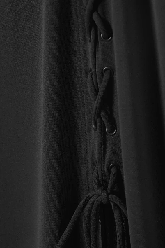 Ira Langes Schnürkleid – Schwarz Ira Langes Schnürkleid – Schwarz