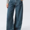 Jeans mit hoher Taille, geschwungenem Rückenteil und geradem Bein – Barrel – Mittelblau Jeans mit hoher Taille, geschwungenem Rückenteil und geradem Bein – Barrel – Mittelblau