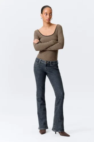 Jeans mit niedriger Leibhöhe, geschwungenem Einsatz und ausgestelltem Bein – Desert Blue – Dunkelblau